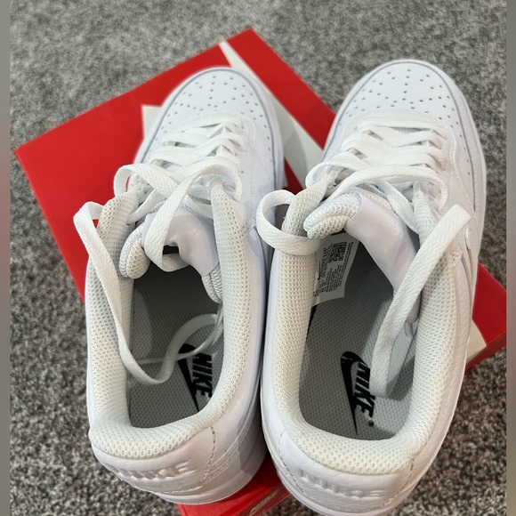 Nike Womans White Low-Top Sneakers - Picture 6 of 6